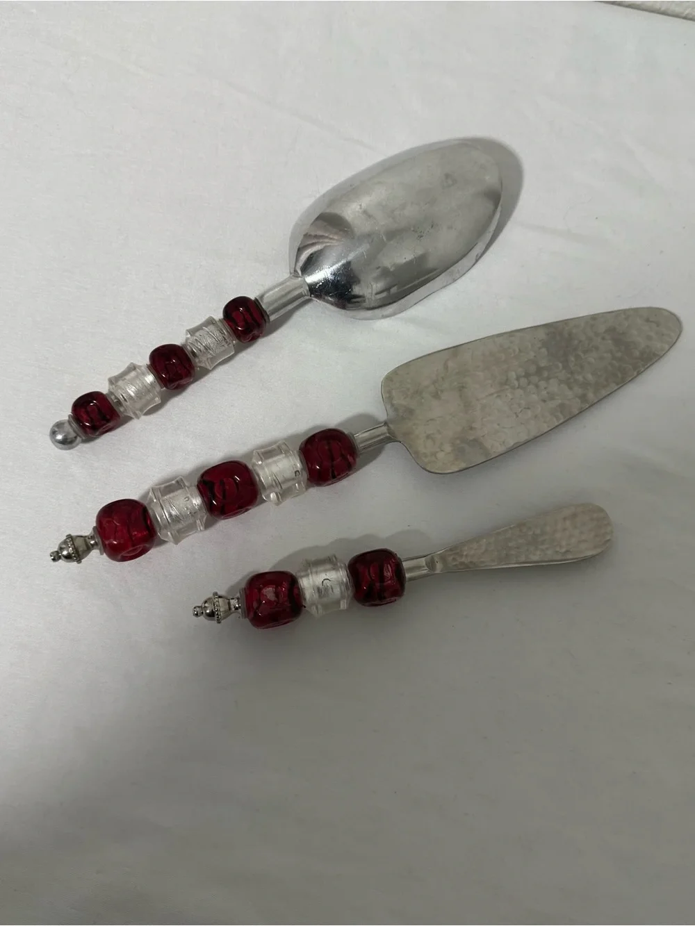 Beaded 3 Pc Pampered Chef Serving Set,Butter Knife Pie Sever & Ice Scoop Red/Clr
